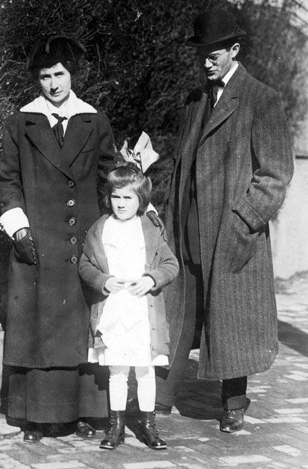 Picture of Effie Willis, L.Roy Willis and daughter Francis V. Willis