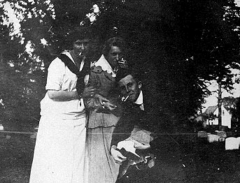 Picture of Hilda Penfold Gardner with unidentified girlriend and Otis Horney