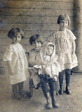 Photo of Ollie, Helen (holding Dot), and Mary Caris, about 1917 in Birmingham, Alabama