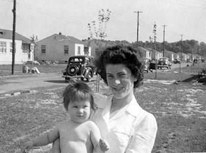 Picture of Sandra Lee Willis, age 1, with Phyllis 