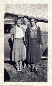 Picture of Helen, Mary S., and Hilda Willis in Fort Pierce, Florida about 1940