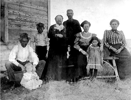 Picture of Richard Preston Willis and Family outside Hydro, OK about 1906/7